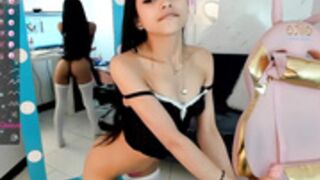 Sweet_littleee Briefly Sucks Dildo & Shows Pussy & Ass