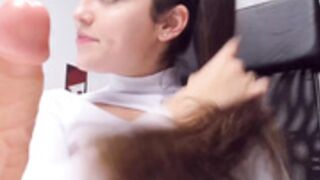 patrilopez chupando una polla de plastico