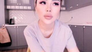 bae_suz Shaking Her Ass