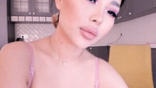 bae_suz Shaking Her Ass