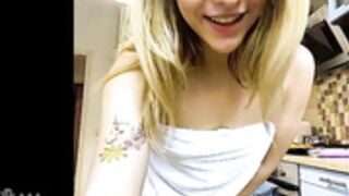 Mariid funny homey gurl streaming with her phone