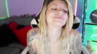 Emmaa_hostt 2