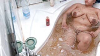 Masha guest make a sexi bath and rub her pussy