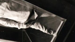 Un beau mec dans sa douche