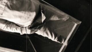 Un beau mec dans sa douche