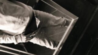 Un beau mec dans sa douche