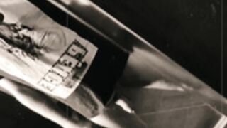 Un beau mec dans sa douche