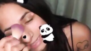 Morena peituda shortinho