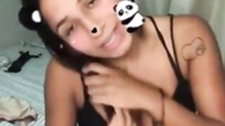 Morena peituda shortinho