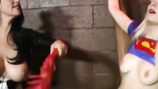 _Lesbianas Zatana vs Supergirl Movie Parody