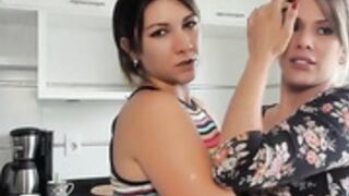 Natyniklos2 lesbian kiss 30-03-2022