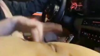 Chica es masturbada en el carro
