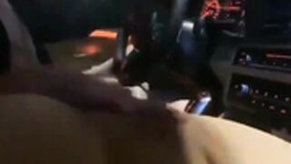 Chica es masturbada en el carro