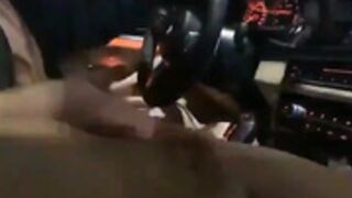 Chica es masturbada en el carro