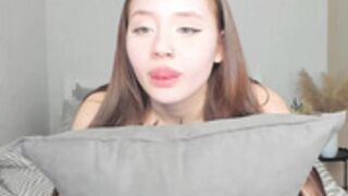 qtiee naked behind pillow scan