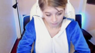 Emmaa_Hostt 425
