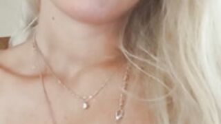 Francescapari bionda italiana su cam4 nuda