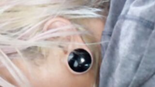 Saskia loves blowing me