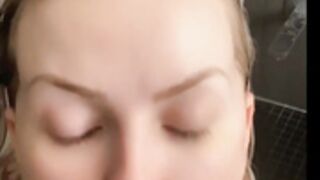 Layna boo - bathing fun with dildo