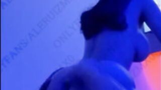 Karely Ruiz Follando