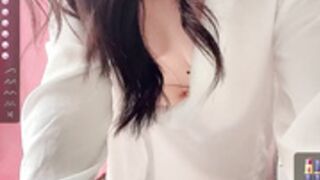 Avril-FeiFei nip slip