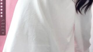 Avril-FeiFei nip slip