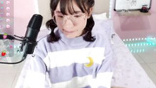 Little_Effy18 Beach Necklace Finger Rub