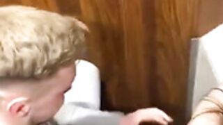 couple surpris dans les toilettes du bar (voyeur)