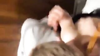 couple surpris dans les toilettes du bar (voyeur)