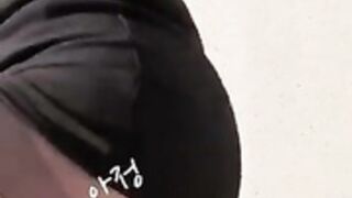 Asiática con dildo en las escaleras