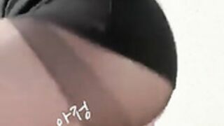 Asiática con dildo en las escaleras