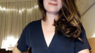 LizzyPeach tells bad joke