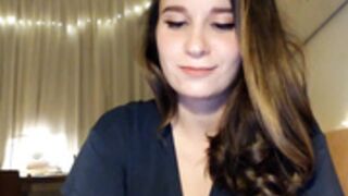 LizzyPeach flashes arse