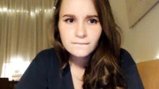 LizzyPeach flashes arse