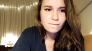 LizzyPeach flashes arse