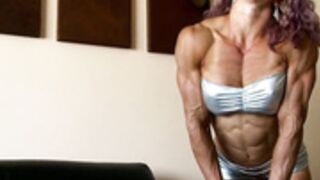 Ripped muscle girl Lauren Quinn