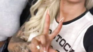 Viking Barbie y Emily Knight se masturban lesbianas