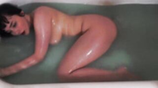 Nataliagrey Overhead Clit Rubbing in Bath Tub