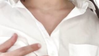 Mujer se masturba deliciosamente