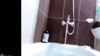 Lolli-Popa  2022-07-11   bathtub