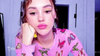 angella_kleee's cunt desperately working for her vacati