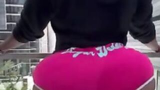 Zmeena twerking
