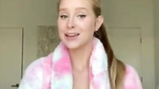 Caroline Zalog in robe