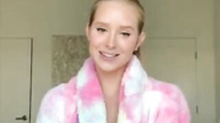 Caroline Zalog in robe