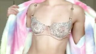 Caroline Zalog in robe