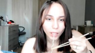 elina_notshy 220719 noodles and ass (cute and funny)