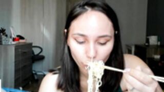 elina_notshy 220719 noodles and ass (cute and funny)