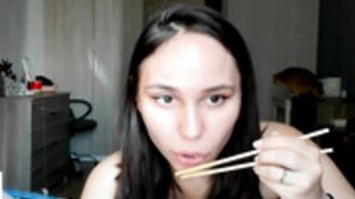 elina_notshy 220719 noodles and ass (cute and funny)