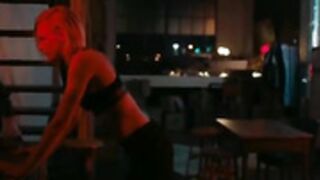 En français Below Her Mouth film lesbien