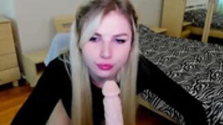 Валерия Токарская снова трахает себя за ужин